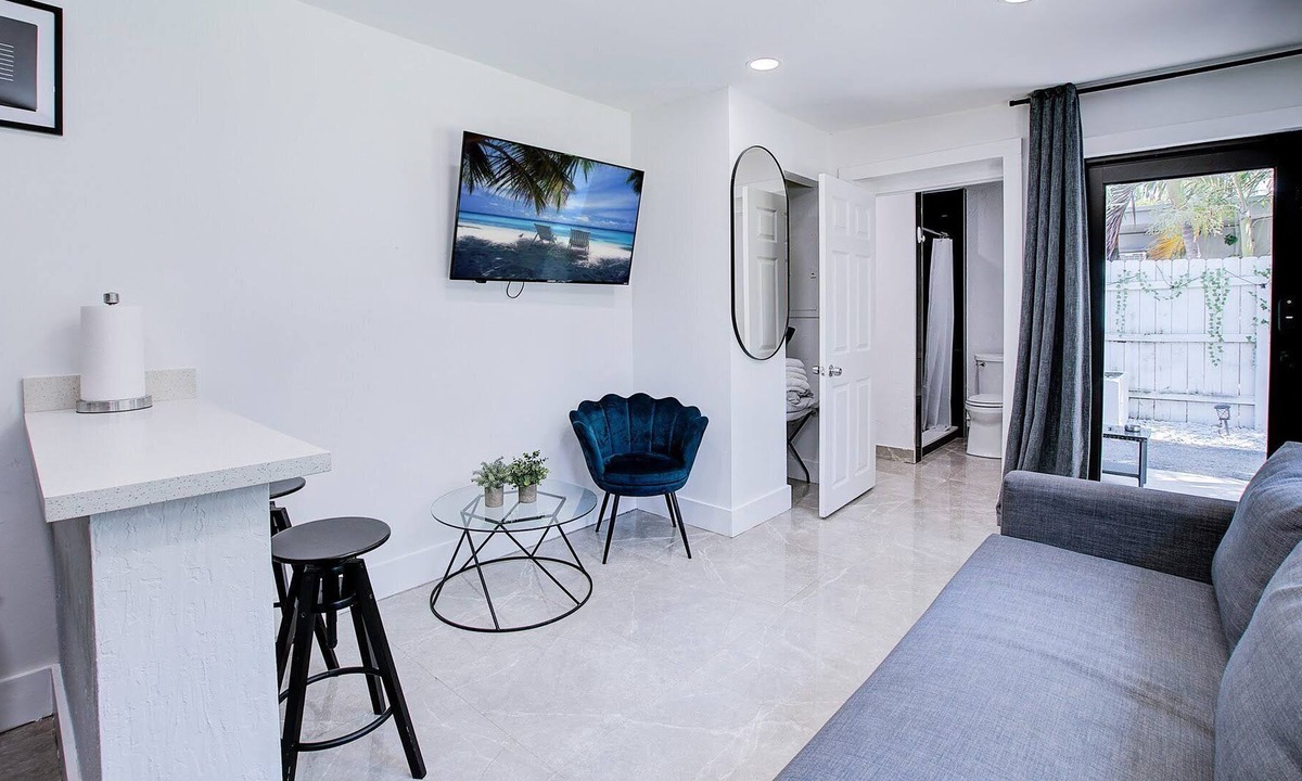 Poinsettia Heights House | Wilton studio 1 Sofa bed & 1B near Airport & Beach