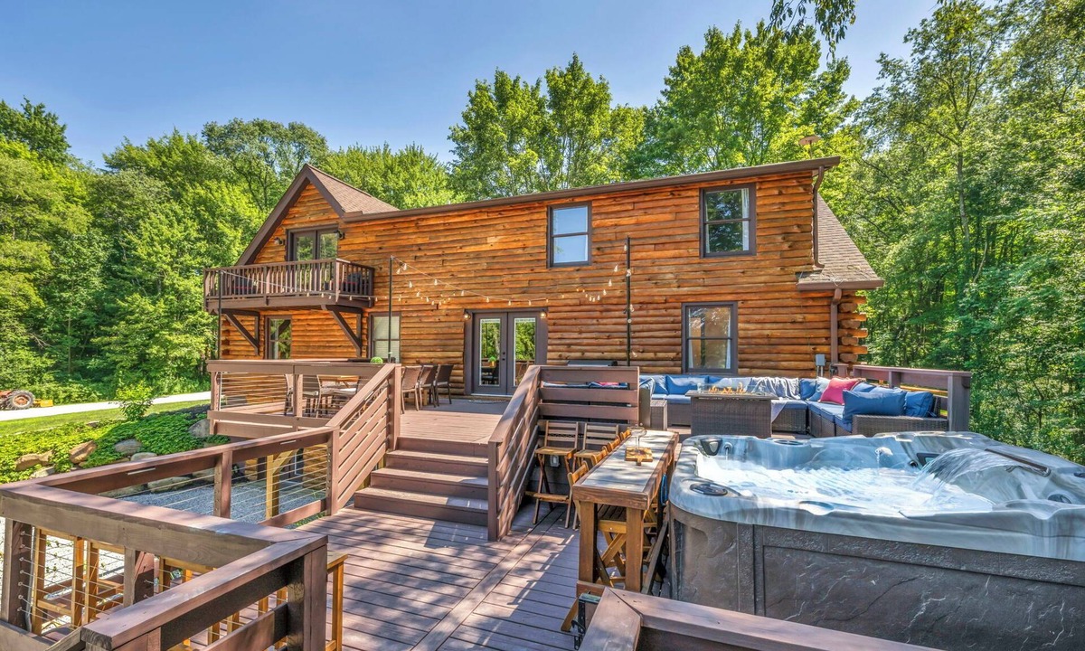 Hiram House | Winding Wood Log Cabin | Private Swim Pond | Hot Tub | Theater Room | Arcade Games | Fish | Boats