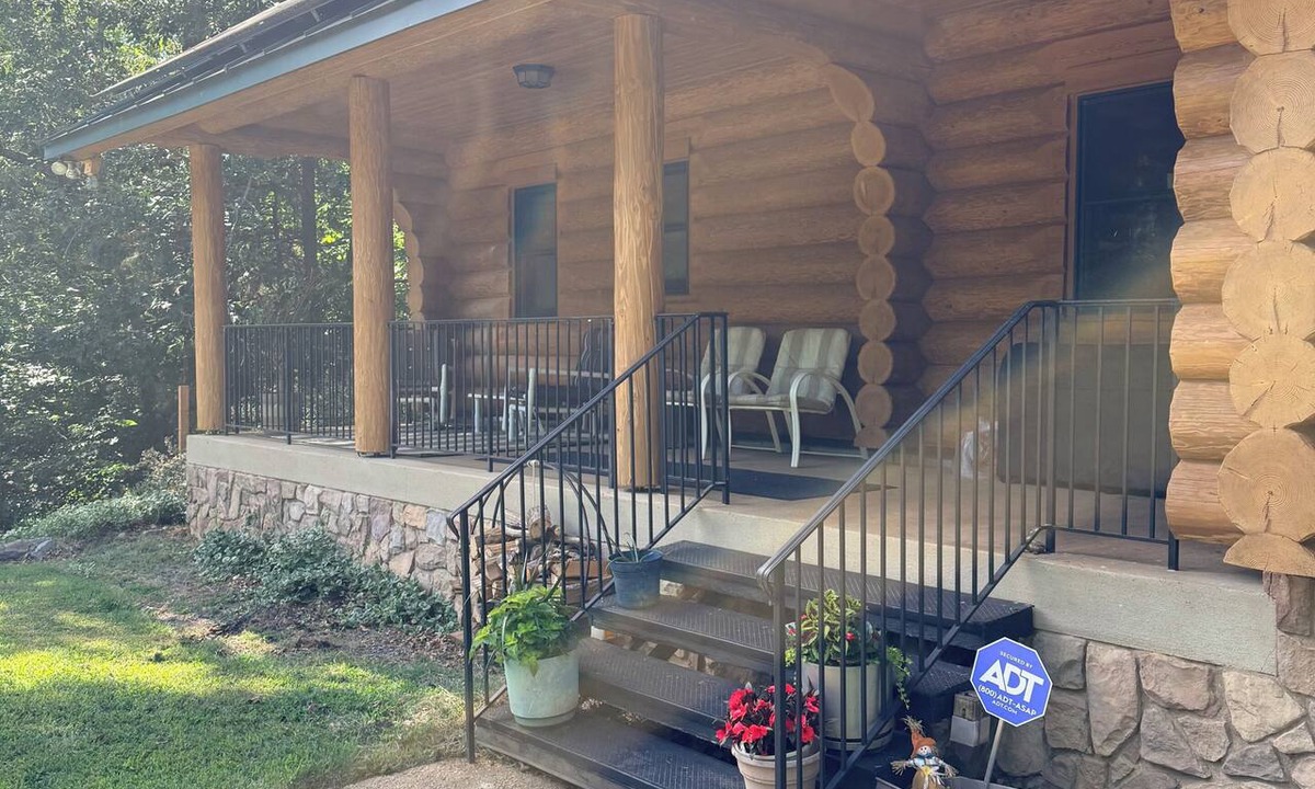 Oakpark Cabin | Wise Acres—Pet-friendly cabin in the woods with EV charger