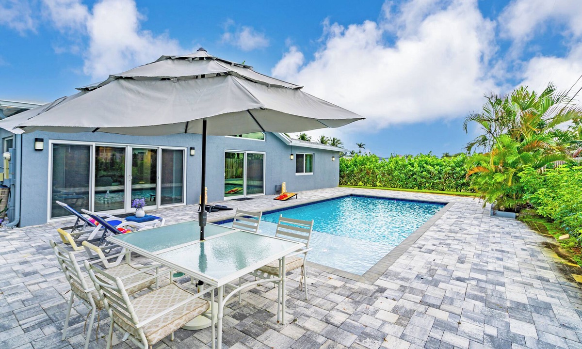 Gulf Stream House | Wonderful Heated Pool House Delray Beach near Ocean - close to shops and the av’