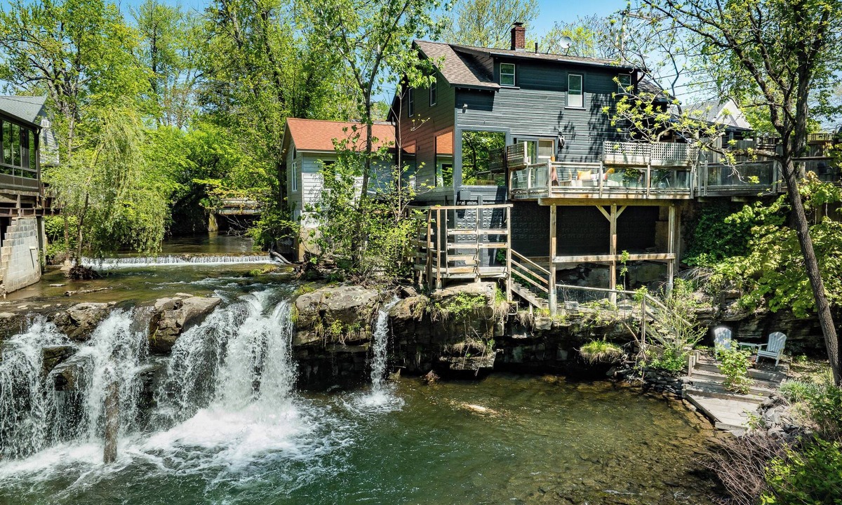 Woodstock House | Woodstock Waterfall Hideaway · Walk To Tinker St!