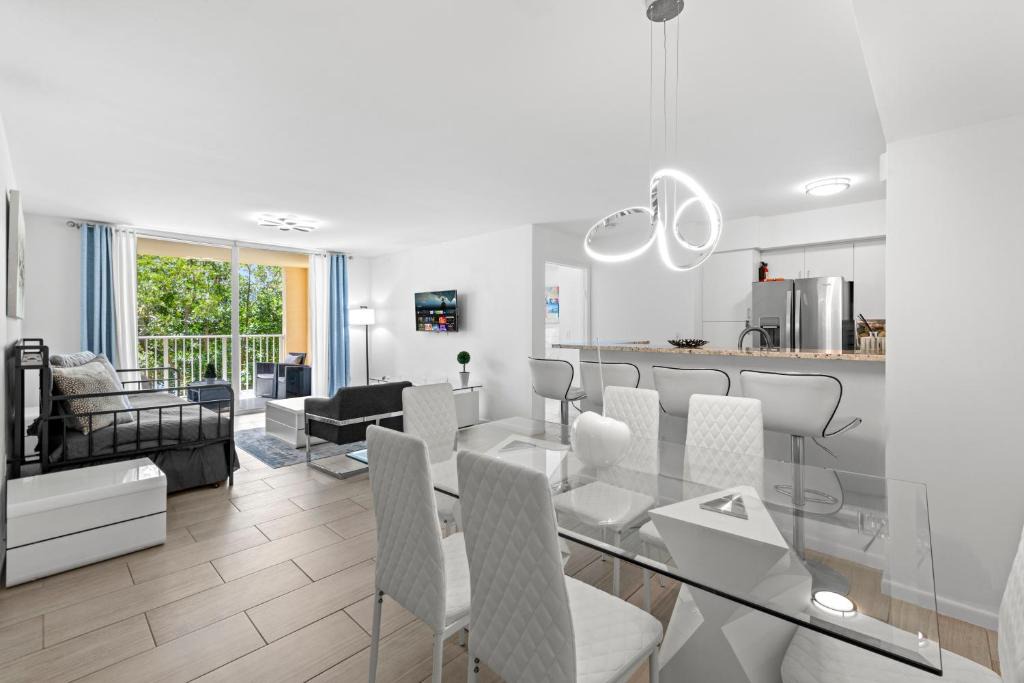 Aventura Apartment | Yacht Club Miami Suite 2 Bedroom and 2 Bathroom With Baby Crib & Free Parking