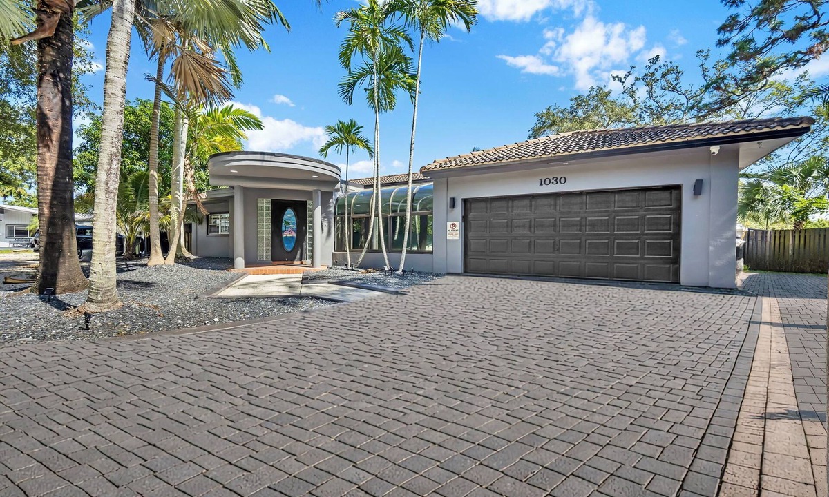 Riverside Park Villa | Yacht Riverbend Retreat – Waterfront Villa + Pool in Downtown Fort Lauderdale