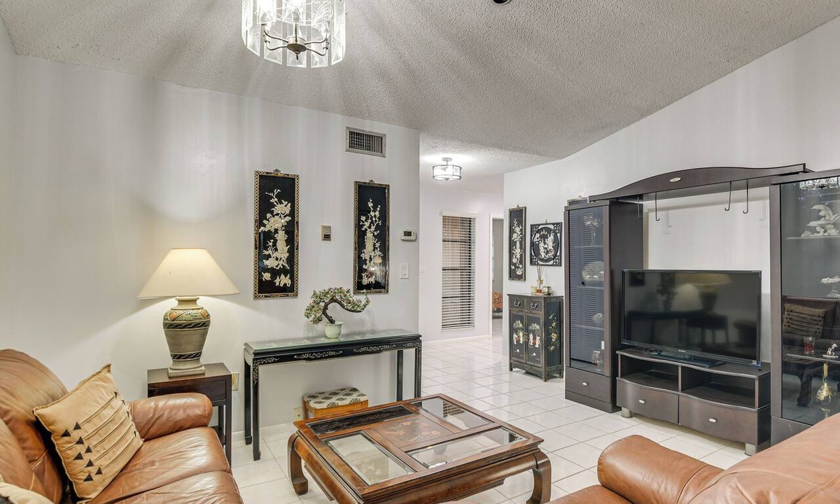 Davie Cottage | Yard & Patio! Lakefront Family Escape in Sunrise
