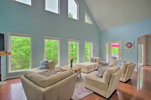 Buckingham House | Yogi’s Paradise w/Deck ~ 1 Mi to Yogaville!