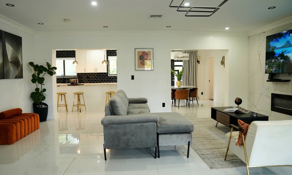 Miami Gardens House | YOUR HOME AWY FROM HOME, CLOSE TO HARDROCK STADIUM, DINING RESTAURANTS, SHOPPING