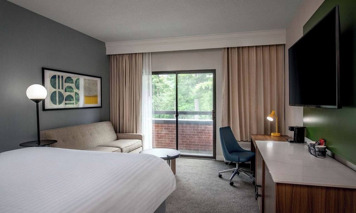 Foxboro Hotel | Your Ideal Escape Is Here! Hot Breakfast Included, Free Parking, Pets Allowed!