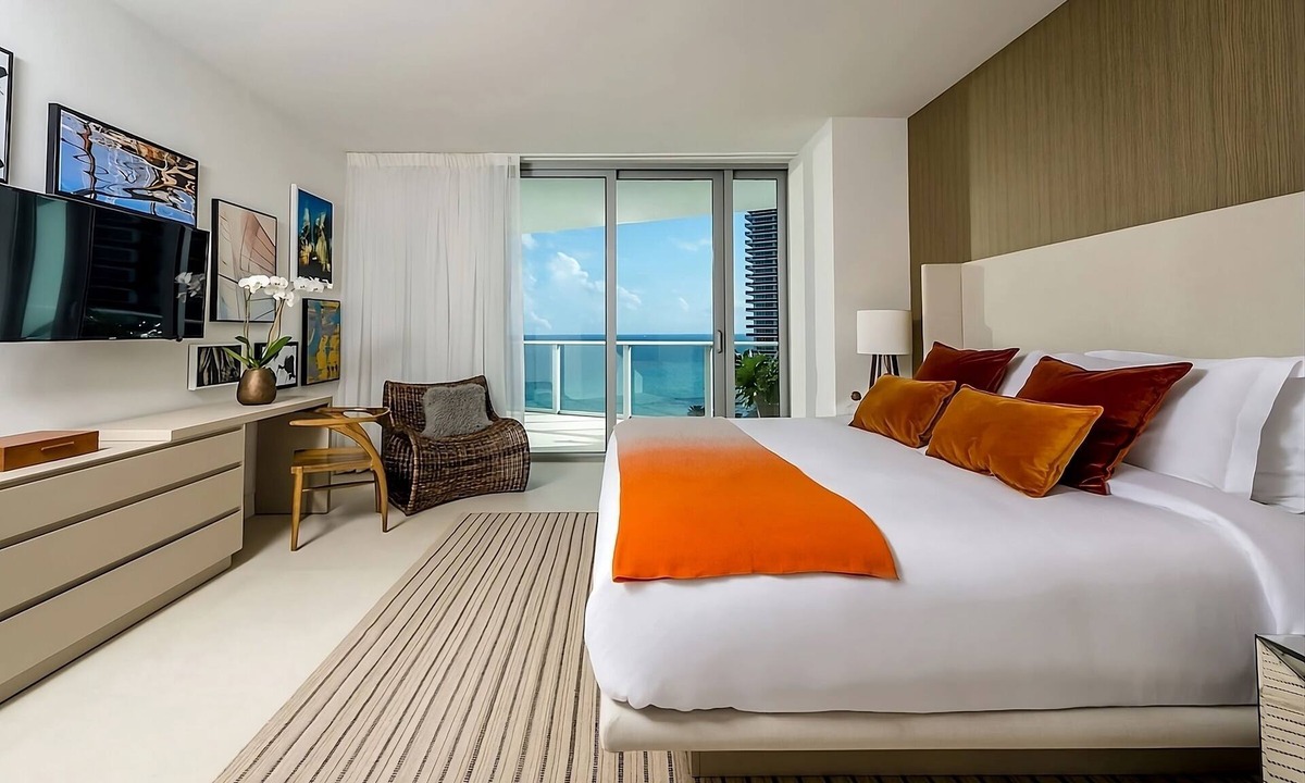 Hollywood South Central Beach Hotel | Your Relaxing Getaway Awaits! Full Kitchen, Pool, Near Hollywood Beach!