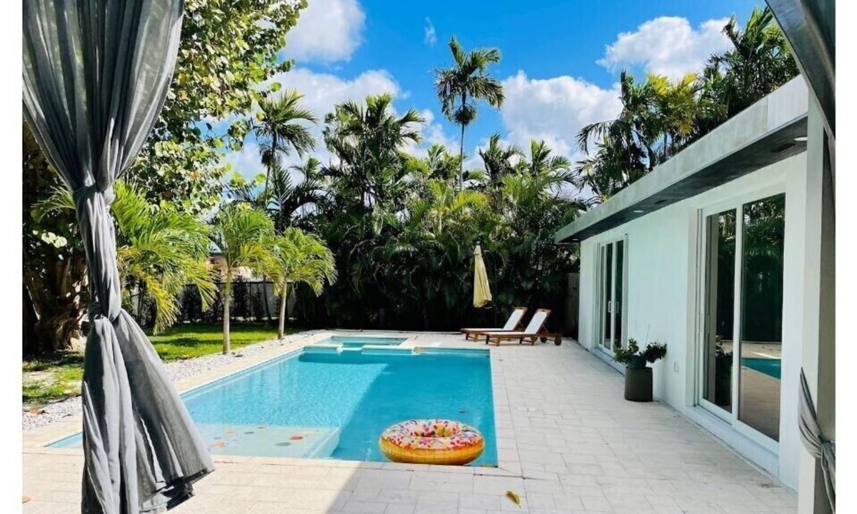 Golden Glades House | Zen Style Villa with pool, riverfront & fast wifi