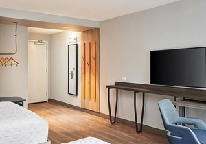 2 Gorgeous Units, Parking, Near Sheridan Square Shopping Center! Free Breakfast