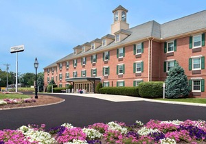 2 Spacious Units! FREE Parking, Pets Allowed, Close to Burlington Mall!
