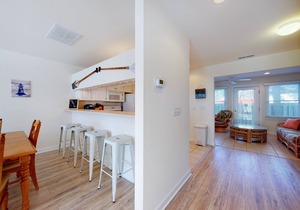 Bayberry Woods condo with fast WiFi, on-site pool, tennis & pickleball