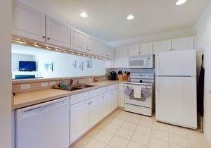 Bayberry Woods condo with fast WiFi, on-site pool, tennis & pickleball