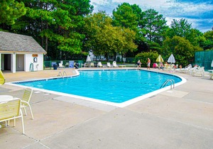 Bayberry Woods townhouse with access to pool/tennis, fireplace & washer/dryer