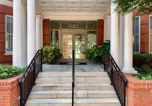 Beautifully Decorated 2 BR - 4 Min Walk to Metro and Close to Old Town
