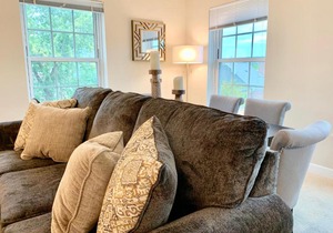 Beautifully Decorated 2 BR - 4 Min Walk to Metro and Close to Old Town