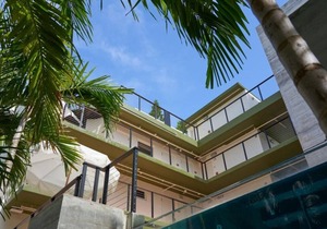 Escape to Miami Beach Bliss! Poolside Haven, Steps to Lummus Park, Pet-Welcome!"