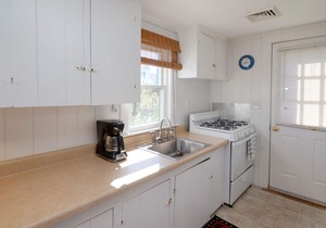 Great Cottage at Craigville Beach! "Knoll side"
