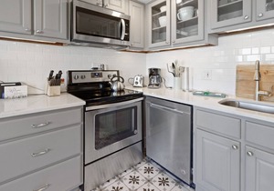 ML316 Stylish & Modern! Breathtaking mountain/trail view Close to Village Wi-Fi