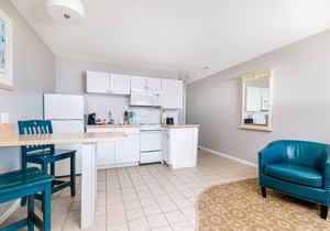 Oceanfront escape with full kitchen, bay-view balcony, AC & firepit