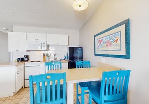 Oceanfront studio with lovely views, AC & great location - dogs welcome