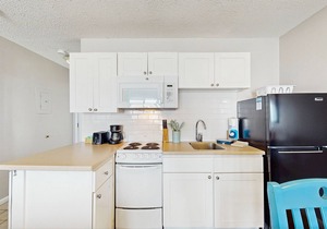 Oceanfront studio with lovely views, AC & great location - dogs welcome