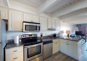 Oceanfront Townhouse w/Private Balcony, Great Views, Washer/Dryer, Central AC
