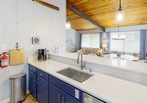 Remodeled, ocean view home with rooftop deck & fast WiFi - dog-friendly