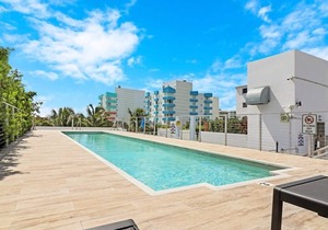 Roami at 250 Collins | Rooftop Pool | Next to Beach