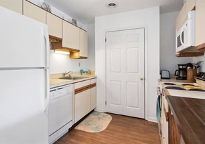 Two Bedroom Condo w/Pool and Short Walk to Beach