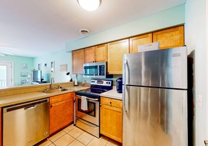 Two-level condo with pool & private balcony - walk to beach and Northside Park