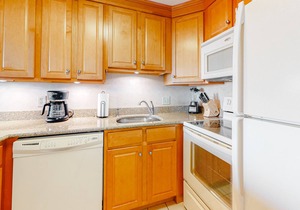 Vacation Retreat in Oceanfront Complex w/Free WiFi, Central AC, W/D