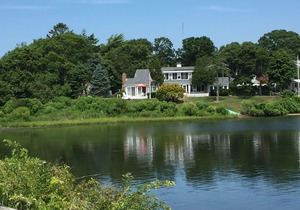 Walk to Beach - Waterfront 3 BR Cape - Pet friendly - Falmouth Heights, MA