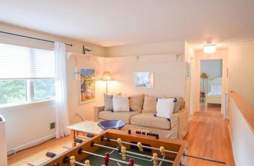 Northwest Harwich House | 0 4 Miles to Grey Neck Beach Dog Friendly