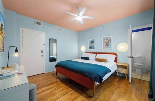 North Beach Hotel | #02 Unit in Mid-century Art-Déco Building KingBed EnSuiteBath Steps>Beach PetsOK