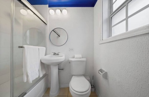 North Beach Hotel | #02 Unit in Mid-century Art-Déco Building KingBed EnSuiteBath Steps>Beach PetsOK