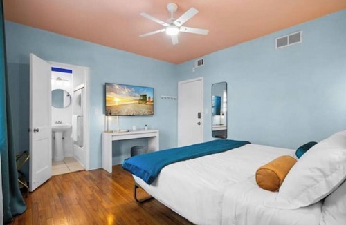 North Beach Hotel | #03 Unit in Mid-century Art-Déco Building KingBed EnSuiteBath Steps>Beach PetsOK