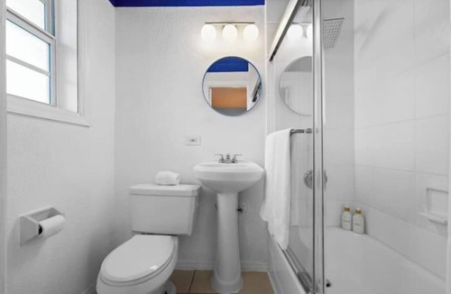 North Beach Hotel | #05 Corner Unit in Mid-century Art-Déco Building KingBed EnSuiteBath Steps>Beach