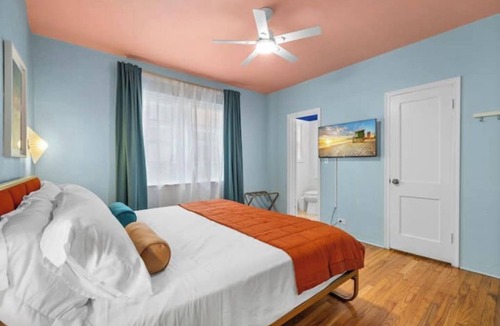 North Beach Hotel | #05 Corner Unit in Mid-century Art-Déco Building KingBed EnSuiteBath Steps>Beach