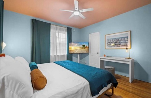 North Beach Hotel | #07 Corner Unit in Mid-century Art-Déco building KingBed EnSuiteBath PetsOK