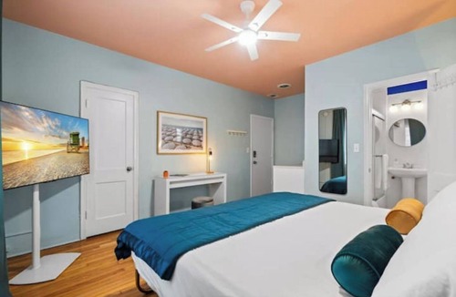 North Beach Hotel | #07 Corner Unit in Mid-century Art-Déco building KingBed EnSuiteBath PetsOK