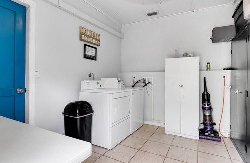 Downtown Fort Lauderdale Cottage | 1/1, king-sized bed, kitchen, hot tub, BBQ, porch, patio. FREE wifi & parking.