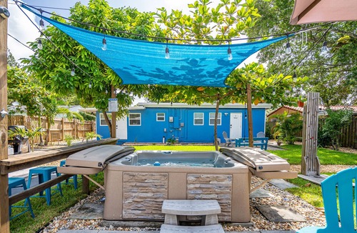 Downtown Fort Lauderdale Cottage | 1/1, king-sized bed, kitchen, hot tub, BBQ, porch, patio. FREE wifi & parking.