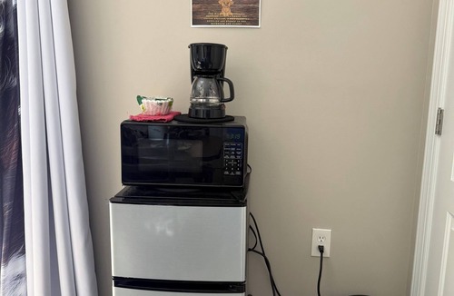 Petersburg House | 1-Bedroom Guesthouse with a private entrance, Patio, & Parking