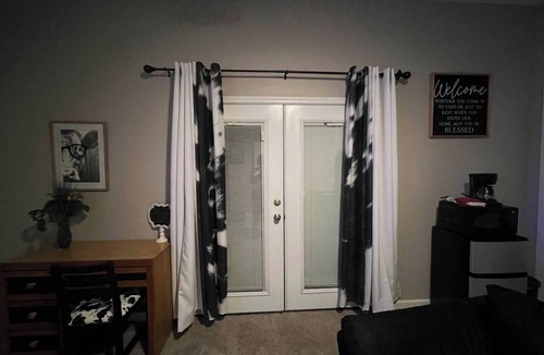 Petersburg House | 1-Bedroom Guesthouse with a private entrance, Patio, & Parking