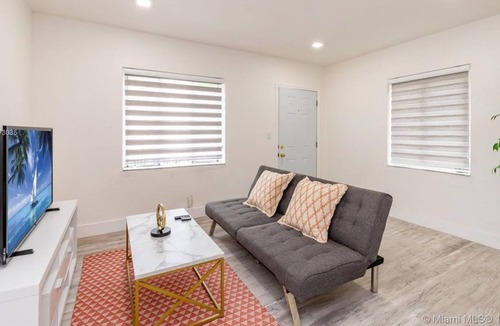 Little Haiti Apartment | 1 Bedroom Multi Family 53499 by Houzlet