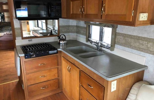 Linden House | 1-bedroom RV, direct bus to NYC nearby, MetLife Stadium 30 minutes