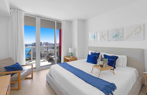 Hallandale Beach Apartment | 1 BR Apartment Modern Resort Balcony & Gym