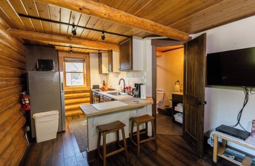 West Glacier Cabin | #1 Cozy 1-bedroom cabin in tranquil West Glacier with AC