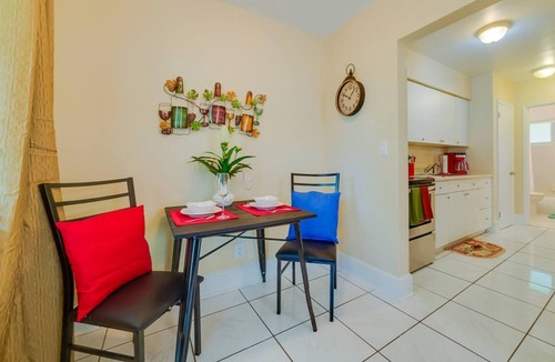 Middle River Terrace Apartment | #1 ✔️ Cute neighborhood, walk to Wilton Manors!